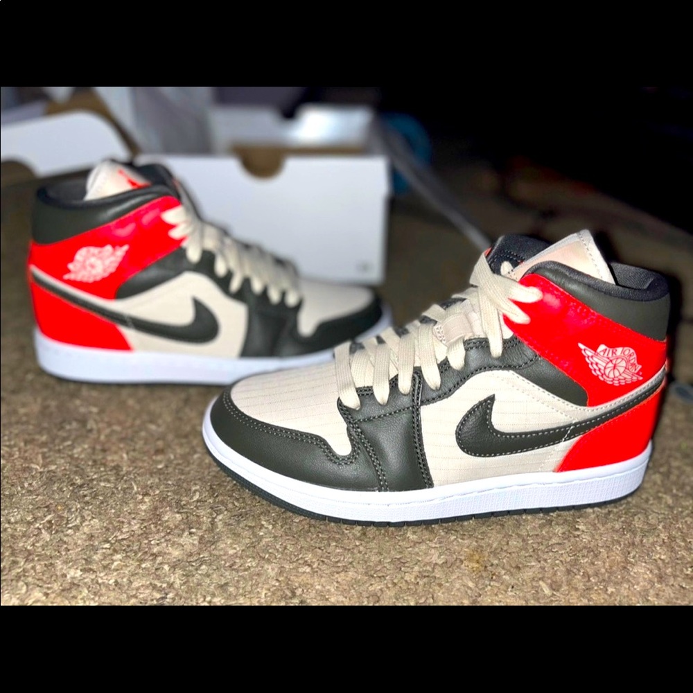 Jordan 1s Mid Newsprint